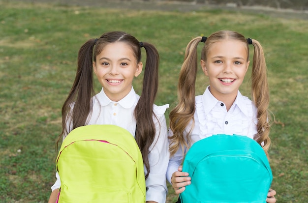 Filles mignonnes de camarades de classe avec concept de jour de la connaissance des sacs à dos