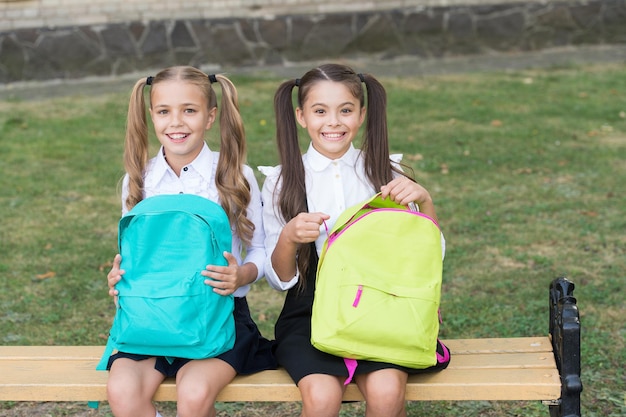 Filles mignonnes de camarades de classe avec des sacs à dos, concept de retour à l'école.