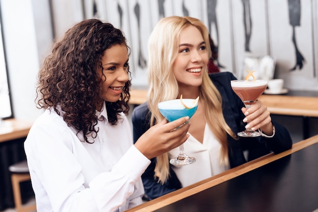 Les filles ont commandé des cocktails, elles sont assises au comptoir du bar.