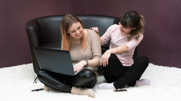 Les filles ont gagné à la loterie sur Internet.