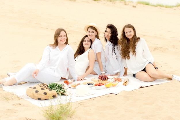 Filles, pique-nique, plage