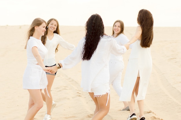 Filles sur une plage s'amusant