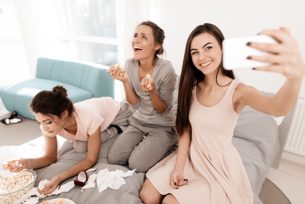 Les filles pleurent à la fête de poule.