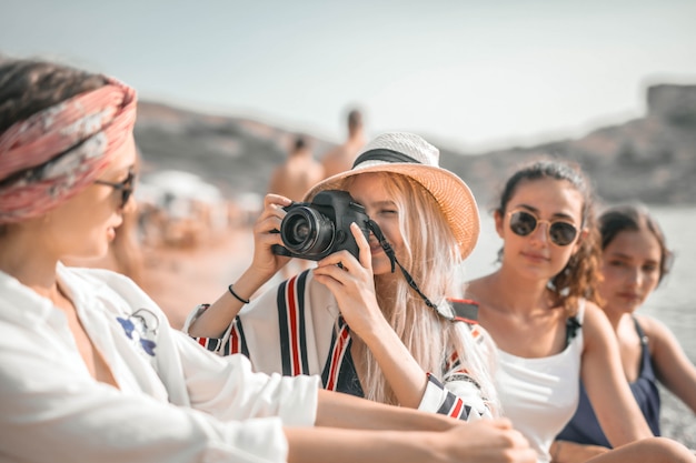 Filles prenant une photo sur la plage