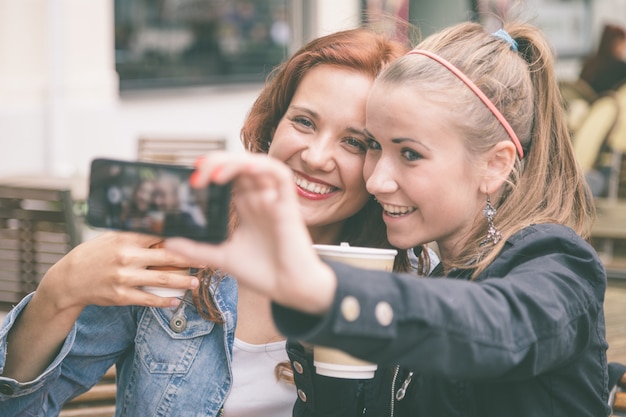 Filles, prendre des photos avec téléphone portable