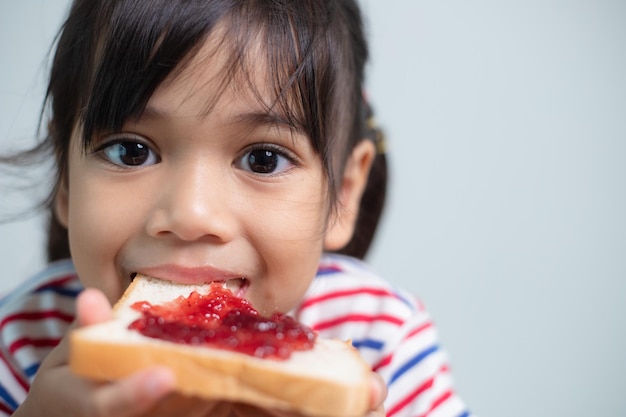 Les filles prennent le petit déjeuner sur la table dans le salon