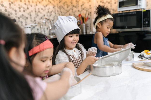 Photo des filles préparent de la nourriture sur la table à la maison.