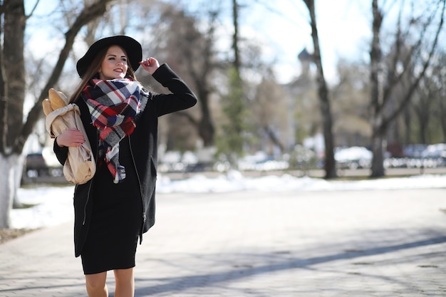 Filles en promenade par beau temps