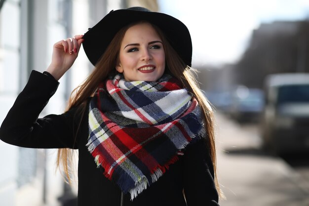 Filles en promenade par beau temps