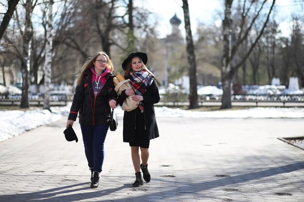 Filles en promenade par beau temps