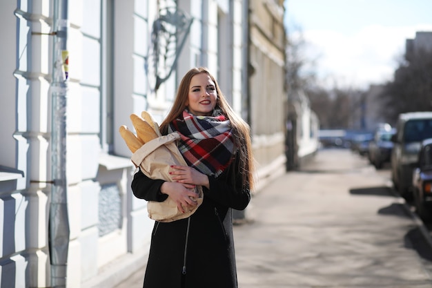 Filles en promenade par beau temps