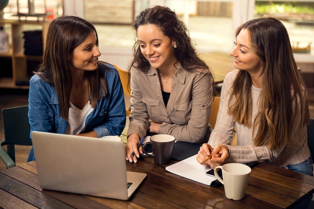 Photo filles qui étudient