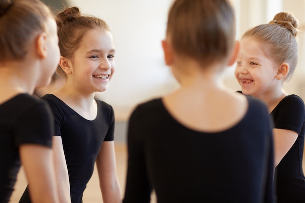 Filles riant en classe de danse