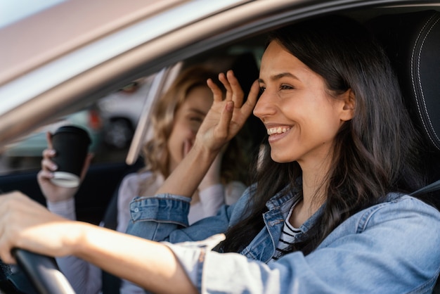 Filles s'amusant dans la voiture