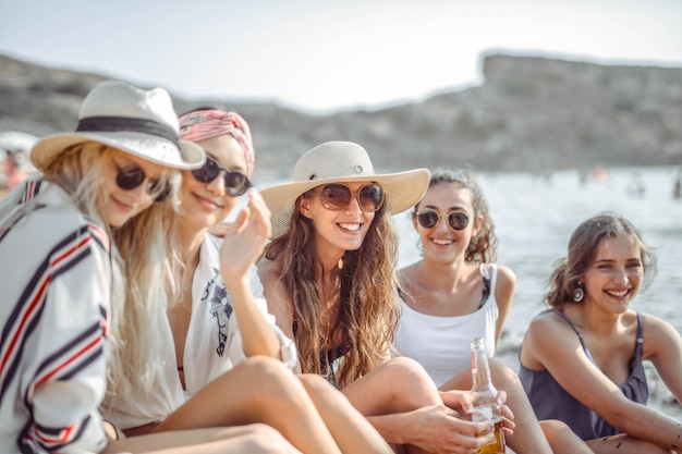 Filles s'amusant sur la plage