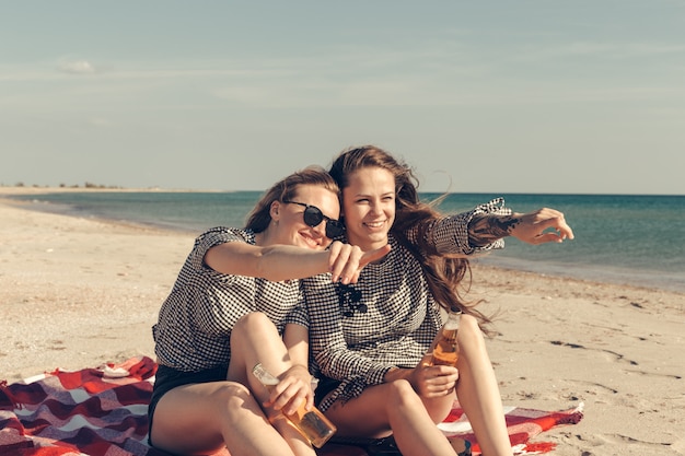 Filles s'amusant sur la plage