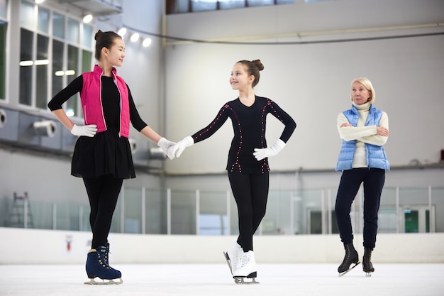 Filles s'entraînant au patinage artistique