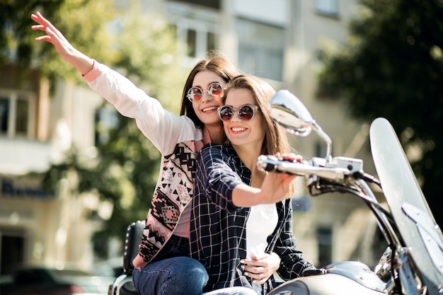 Filles sur scooter