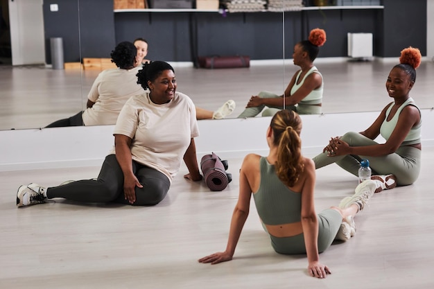 Filles se parlant pendant l'entraînement