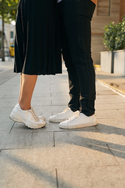 Les filles se tiennent sur la pointe des pieds pour embrasser son homme - Gros plan sur les chaussures