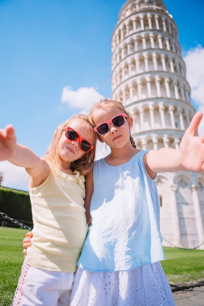 filles selfie avec la tour penchée de Pise