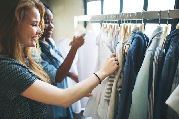 Filles shopping pour vêtements