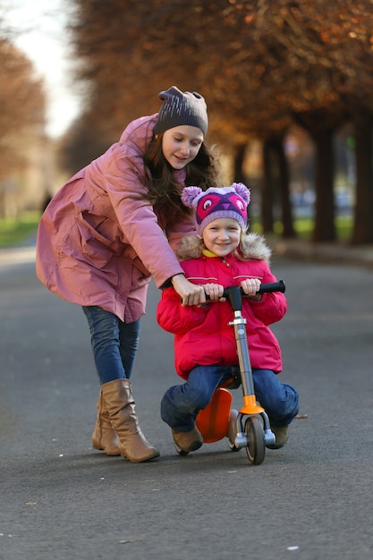 Filles soeurs marchant dans la rue