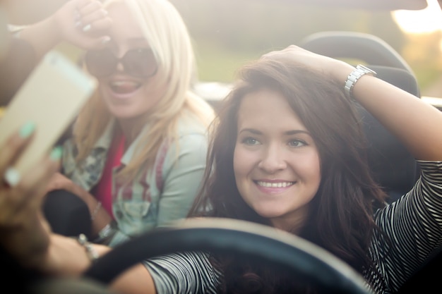 Les filles souriantes dans une voiture