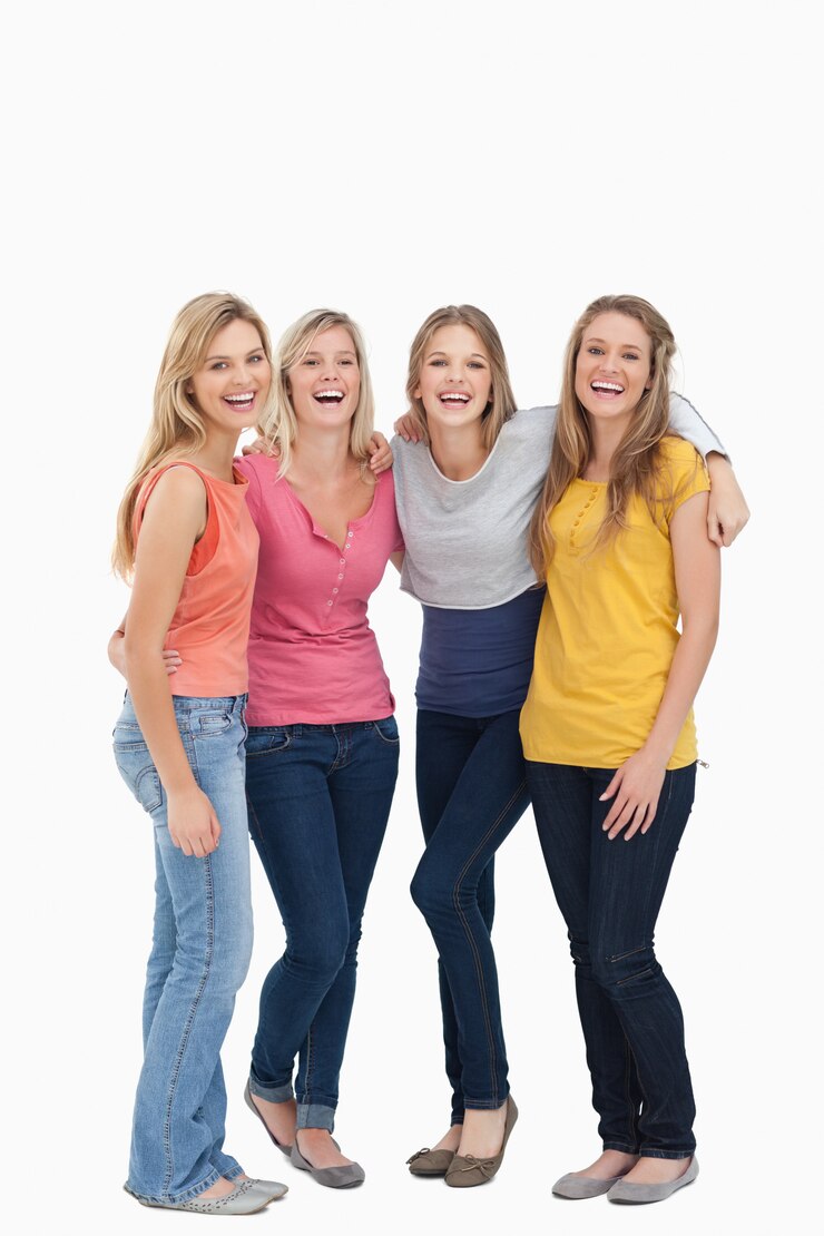 Photo filles souriantes qui se tiennent l&#39;une à côté de l&#39;autre