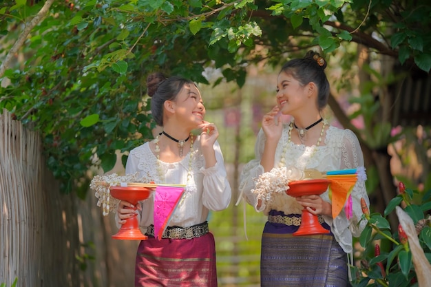 Les filles thaïlandaises asiatiques font du mérite et jouent de l'eau dans la tradition Songkran de Thai Lanna Province de Chiang Mai Thaïlande