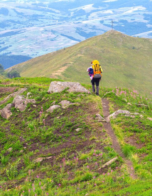 Filles touristiques et vues sur la montagne