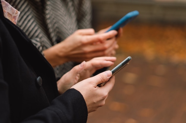 Filles utilisant le téléphone