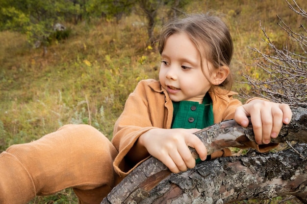 Une fillette de 5 ans apprend à survivre dans la nature