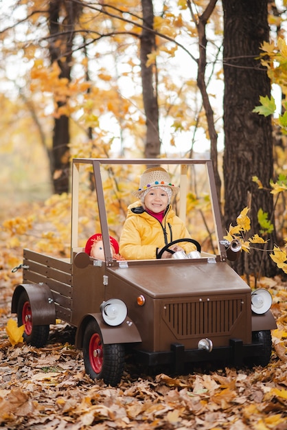 Photo une fillette marche dans le parc en automne