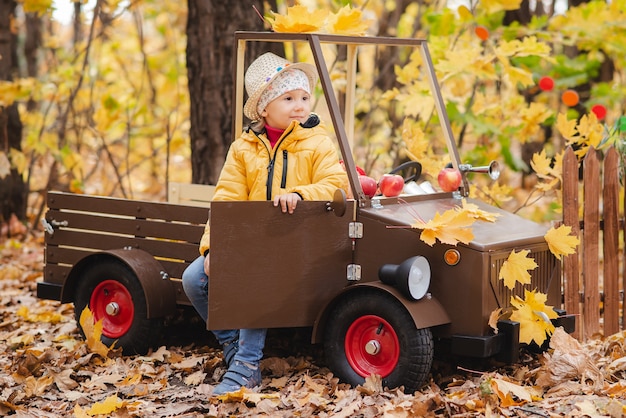 Une fillette marche dans le parc en automne