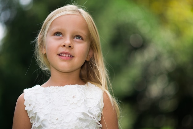 Fillette souriante dans un parc