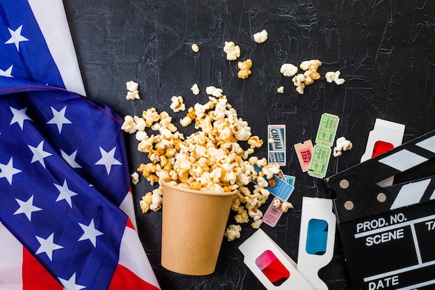 Film clapper board drapeau américain, lunettes de cinéma 3d et pop-corn. Industrie du cinéma, divertissement