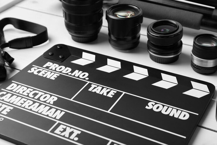 Photo film clapper et lentilles sur fond clair gros plan
