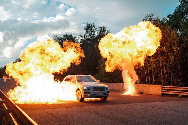 Film de course de rue et d'explosion