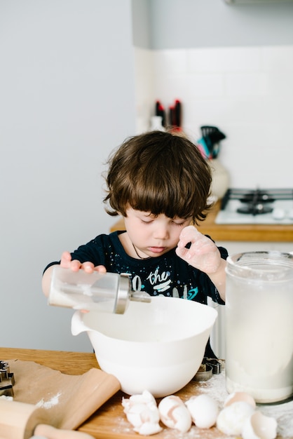 Le fils aide la mère à cuisiner dans la cuisine