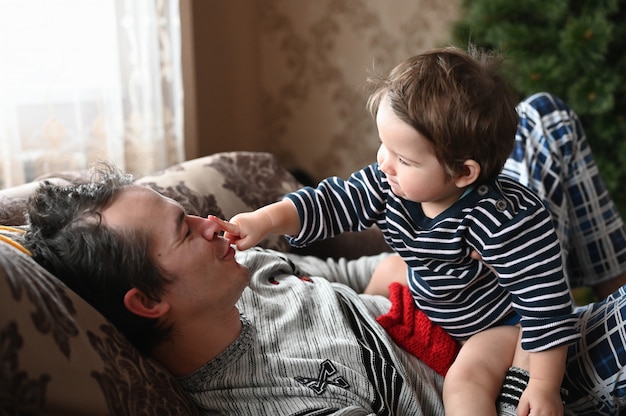 Le Fils Aime Passer Du Temps Avec Son Père. Père Et Fils S'amusent. Père Seul à La Maison Avec Un Enfant Jouant Ensemble.