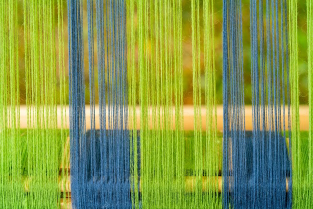 Fils Bleus Et Verts Dans Une Vieille Machine En Bois.