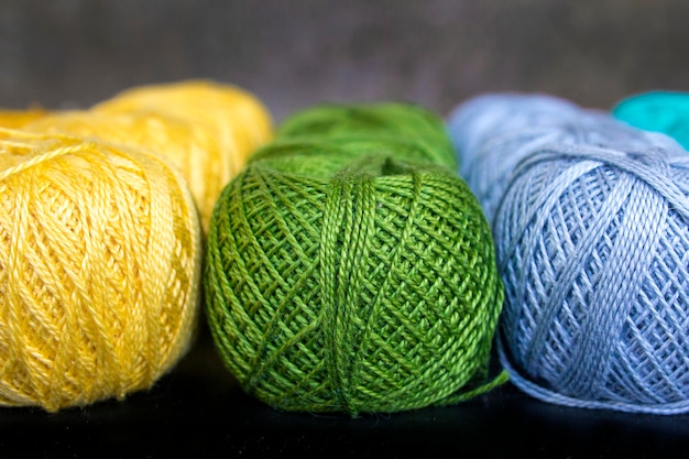 Fils colorés pour fond de tricot