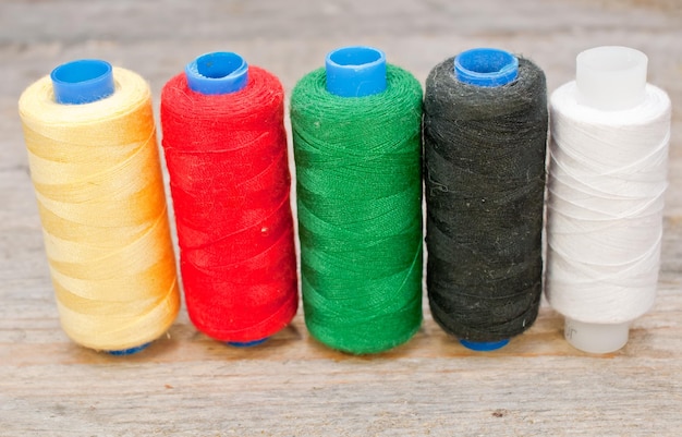 fils de couleur sur une table en bois