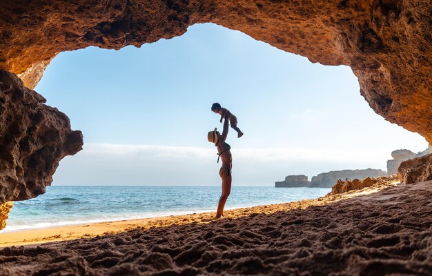 Avec le fils dans la grotte naturelle de la plage de l'Algarve à Praia da Coelha Albufeira Portugal