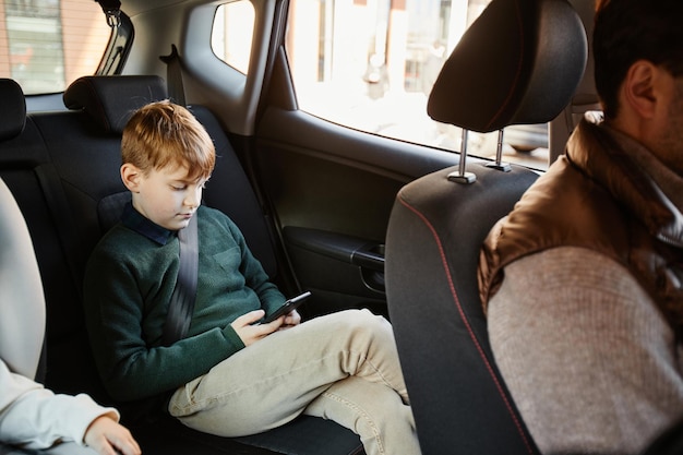 Fils dans la voiture familiale