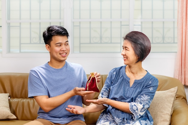 Fils donnant un cadeau à sa mère