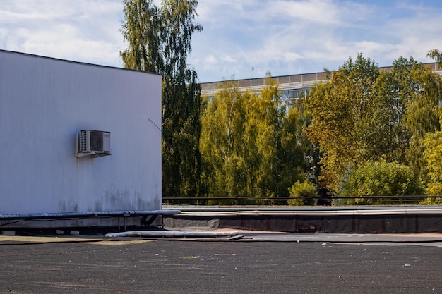 Fils électriques sur le toit plat du bâtiment