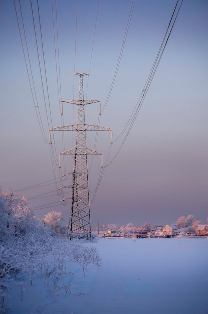 Fils électriques sur les tours en hiver froid