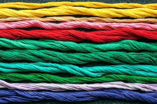 Fils de fil à broder multicolores brillants